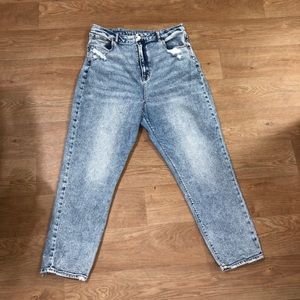 American Eagle | Mom Jean Distressed